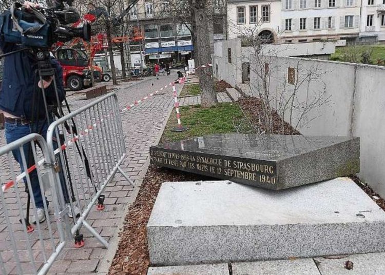 Piedra conmemorativa de la Sinagoga Vieja de Estrasburgo, destruida por nazis, fue vandalizada