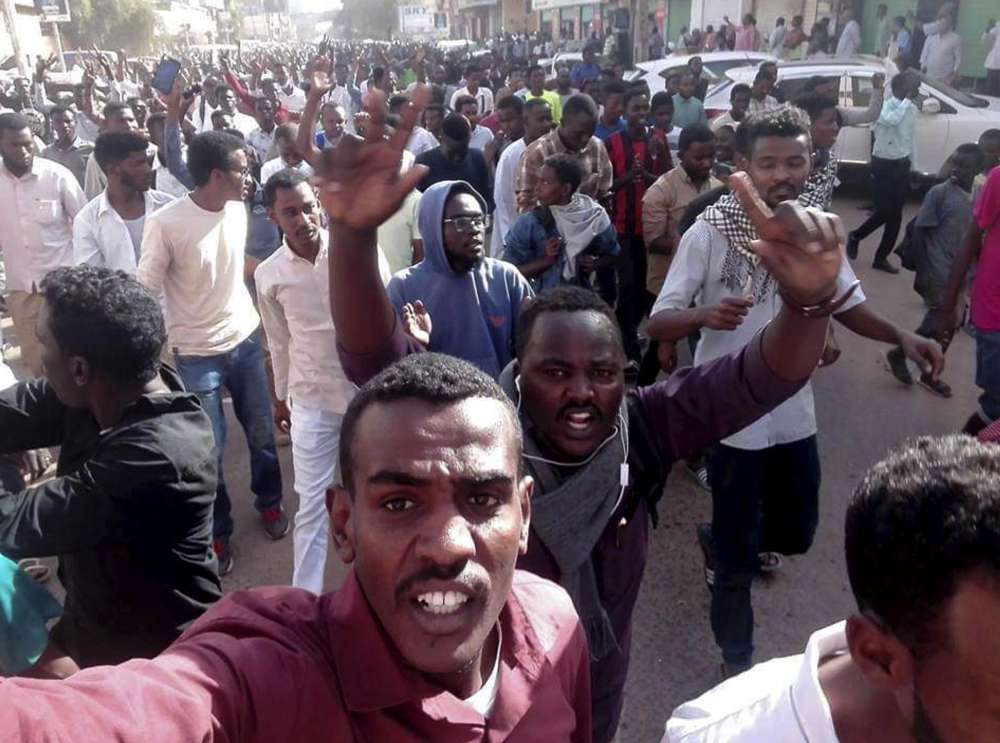 En este jueves, 20 de diciembre de 2018, una foto distribuida por un activista sudanés, los manifestantes corean consignas durante una manifestación en Jartum, Sudán. (Activista sudanés vía AP)