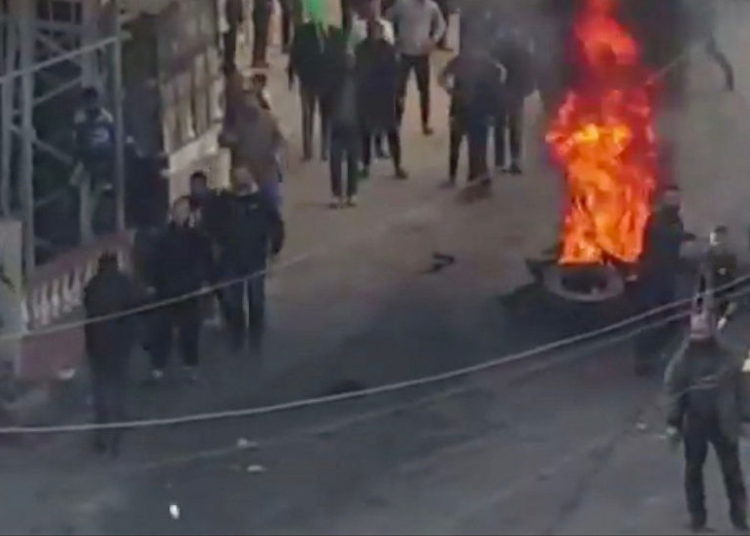 Una captura de pantalla del video mostrado por la emisora ​​pública Kann de una protesta en la Franja de Gaza sobre el costo de la vida el 15 de marzo de 2019. (Captura de pantalla: Twitter)