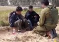 Un soldado de las FDI se sienta con un par de palestinos que cruzaron a Israel desde Gaza con un cuchillo el 30 de marzo de 2019. (Captura de pantalla / Twitter)