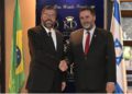 El ministro interino de Relaciones Exteriores, Israel Katz (R), da la mano al ministro de Relaciones Exteriores de Brasil, Ernesto Araujo, en el Hotel King David el 31 de marzo de 2019. (Twitter)