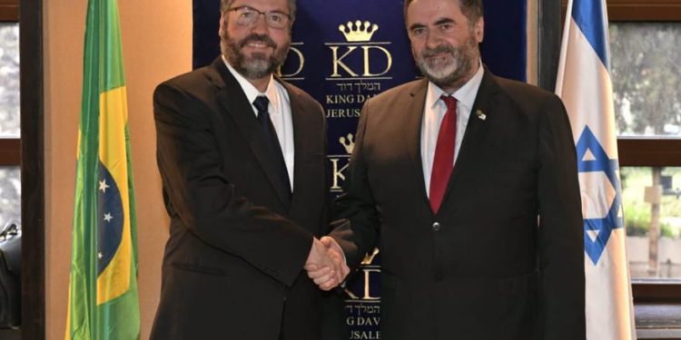 El ministro interino de Relaciones Exteriores, Israel Katz (R), da la mano al ministro de Relaciones Exteriores de Brasil, Ernesto Araujo, en el Hotel King David el 31 de marzo de 2019. (Twitter)