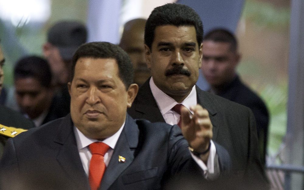 Nicolás Maduro, a la derecha, sigue al entonces presidente de Venezuela, Hugo Chávez, cuando llegan a una ceremonia que declara a Chávez ganador de las elecciones presidenciales en el Consejo Electoral en Caracas, Venezuela, el 10 de octubre de 2012. (Foto AP / Ariana Cubillos)