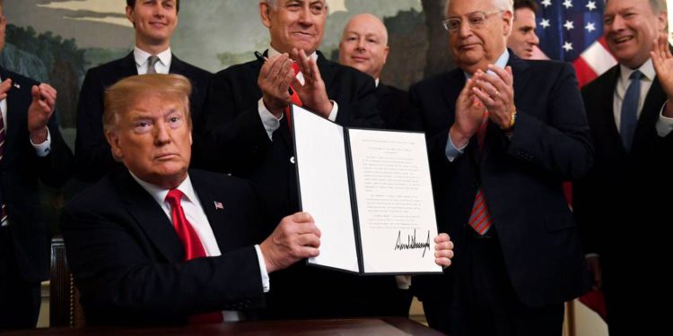El presidente Donald Trump sostiene una proclamación firmada que reconoce la soberanía de Israel sobre los Altos del Golán, mientras el primer ministro israelí Benjamin Netanyahu observa, Washington, DC, 25 de marzo de 2019. Foto: AP / Susan Walsh