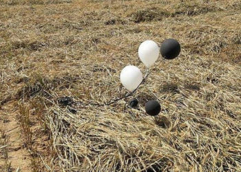 Un dispositivo incendiario conectado a globos que aterrizaron en la región de Sha'ar Hanegev en Israel el 28 de marzo de 2019. (Consejo Regional de Sha'ar Hanegev)