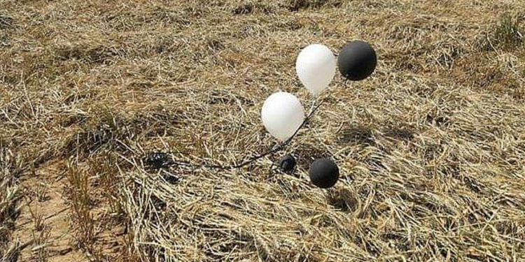 Un dispositivo incendiario conectado a globos que aterrizaron en la región de Sha'ar Hanegev en Israel el 28 de marzo de 2019. (Consejo Regional de Sha'ar Hanegev)