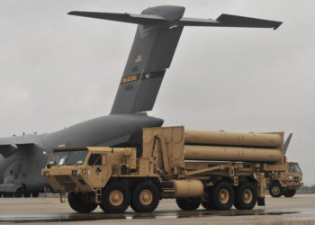 El ejército estadounidense descarga un sistema de defensa de misiles THAAD en Israel, marzo de 2019. (Ejército estadounidense)