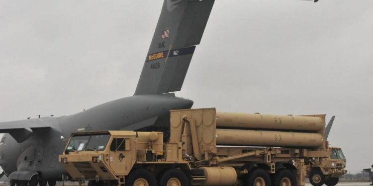 El ejército estadounidense descarga un sistema de defensa de misiles THAAD en Israel, marzo de 2019. (Ejército estadounidense)