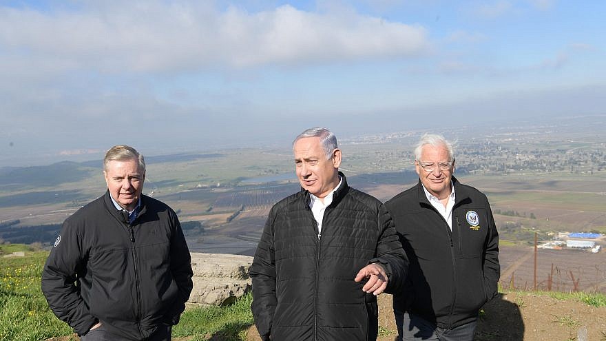 El senador estadounidense Lindsey Graham (izquierda) con el primer ministro israelí, Benjamin Netanyahu, y el embajador de Estados Unidos en Israel, David Friedman, en los Altos del Golán.