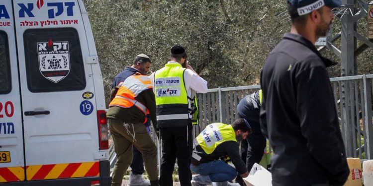 Fuerzas de seguridad israelíes en la escena de un ataque mortal cerca del cruce de Gitai en Samaria, el 17 de marzo de 2019. (Flash 90)