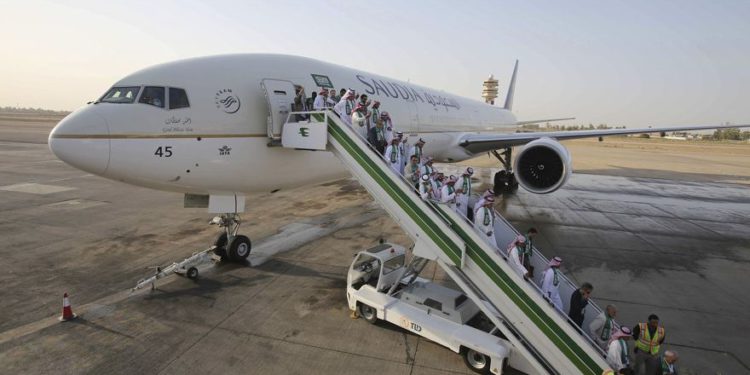 Los pasajeros desembarcan de un avión que pertenece a las aerolíneas Saudia, en el Aeropuerto Internacional de Bagdad, en Irak, el 19 de octubre de 2017 (Foto AP / Karim Kadim)