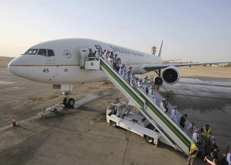 Los pasajeros desembarcan de un avión que pertenece a las aerolíneas Saudia, en el Aeropuerto Internacional de Bagdad, en Irak, el 19 de octubre de 2017 (Foto AP / Karim Kadim)