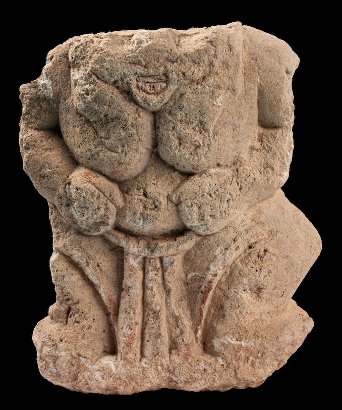 Estatua de piedra del dios egipcio Bes descubierto en Tel Beit Shemesh. (Cortesía de la Autoridad de Antigüedades de Israel, fotografía: Tal Rogovsky)