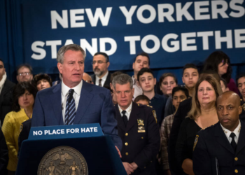 El alcalde de la ciudad de Nueva York, Bill de Blasio, habla en la sinagoga de Brooklyn, declarando la guerra al antisemitismo. (Crédito de la foto: CONSULADO GENERAL EN NUEVA YORK)