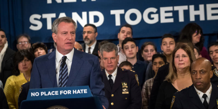 El alcalde de la ciudad de Nueva York, Bill de Blasio, habla en la sinagoga de Brooklyn, declarando la guerra al antisemitismo. (Crédito de la foto: CONSULADO GENERAL EN NUEVA YORK)