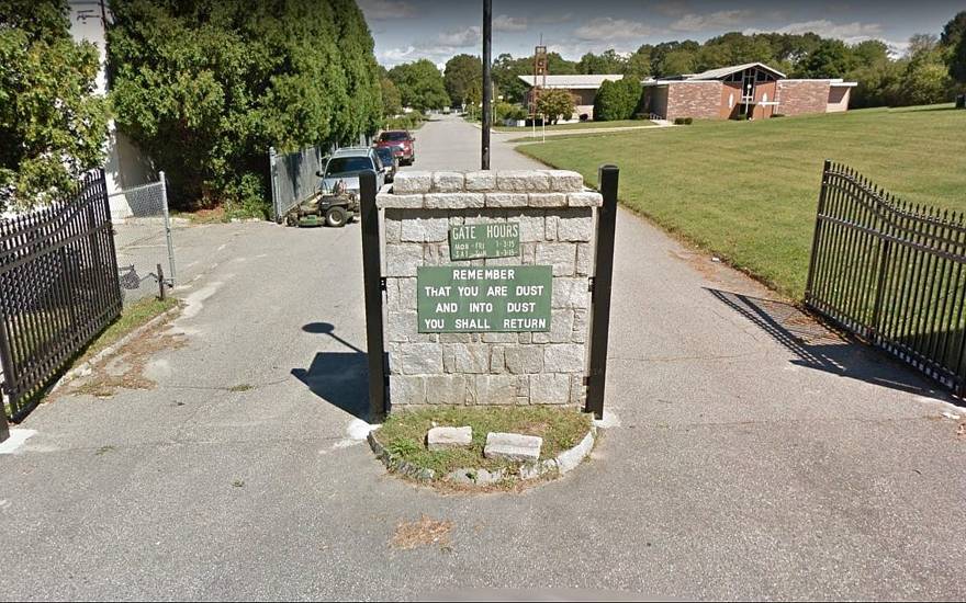 Entrada al cementerio hebreo en la calle McMahon en Fall River, Massachusetts. (Captura de pantalla de Google)