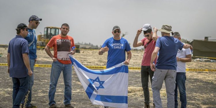 Los familiares israelíes sostienen la bandera nacional en el lugar del accidente de un Boeing 737 Max 8 de Ethiopian Airlines, que se ve aquí el 14 de marzo de 2019.