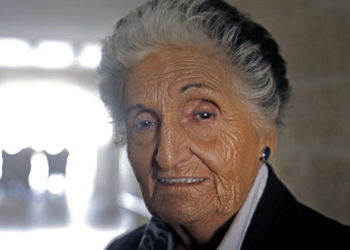 Berthe Badehi, 87, sobreviviente franco-israelí del Holocausto, en el Museo Memorial del Holocausto Yad Vashem en Jerusalén, 24 de febrero de 2019. (Menahem Kahana / AFP)