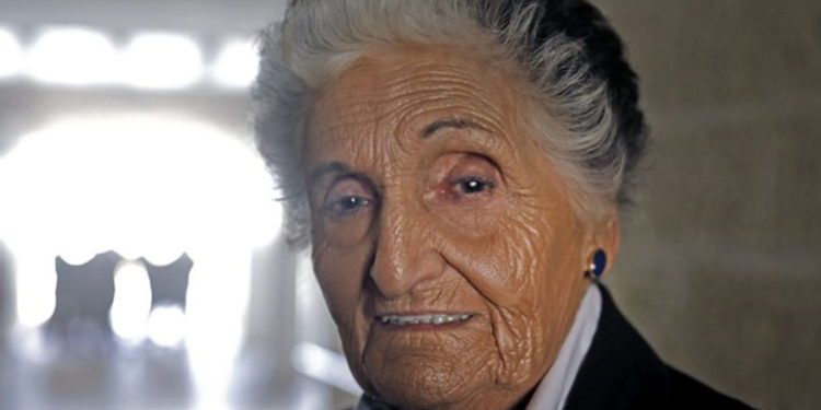 Berthe Badehi, 87, sobreviviente franco-israelí del Holocausto, en el Museo Memorial del Holocausto Yad Vashem en Jerusalén, 24 de febrero de 2019. (Menahem Kahana / AFP)