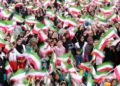 a gente asiste a un discurso público del presidente iraní, Hassan Rouhani, en la provincia de Hormozgan, Irán.