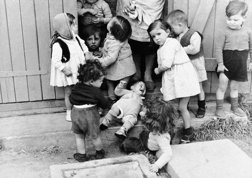 El 7 de mayo de 1941, el grupo de niños se encuentra en el campamento de Rivesaltes para internos en Francia. (Foto AP)