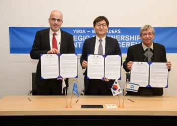 Gil Granot-Mayer, CEO de Yeda (de izquierda a derecha), CEO de BioLeaders, Dr. Young-Chul Park y Vicepresidente del Instituto Weizmann de Transferencia de Tecnología, Prof. Mordechai Sheves (Instituto de Tecnología de Weizmann)