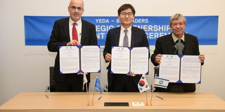 Gil Granot-Mayer, CEO de Yeda (de izquierda a derecha), CEO de BioLeaders, Dr. Young-Chul Park y Vicepresidente del Instituto Weizmann de Transferencia de Tecnología, Prof. Mordechai Sheves (Instituto de Tecnología de Weizmann)
