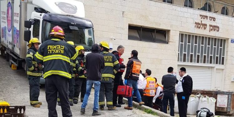 Conductor israelí fallece tras ser aplastado por un camión en Jerusalem (Uri Davis, United Hatzalah)