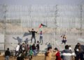 Islamistas de Gaza intentan destrozar la valla fronteriza con Israel al este de la ciudad de Gaza el 22 de marzo de 2019. (Said Khatib / AFP)
