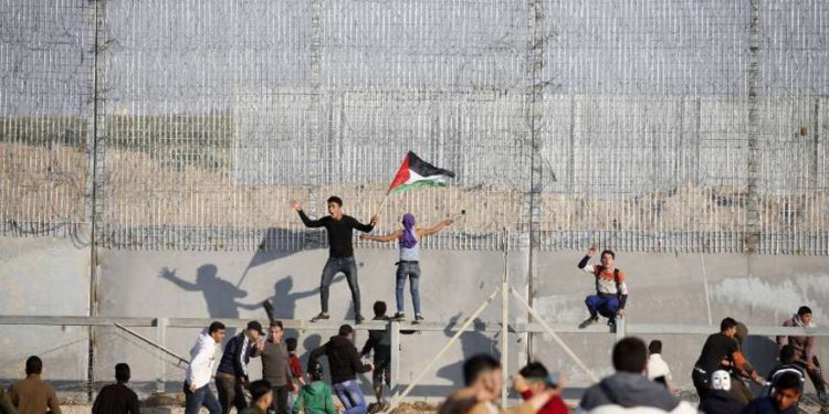 Islamistas de Gaza intentan destrozar la valla fronteriza con Israel al este de la ciudad de Gaza el 22 de marzo de 2019. (Said Khatib / AFP)