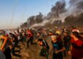 Tensión en el sur de Israel: miles de islamistas en la cerca pugnan por traspasar la valla