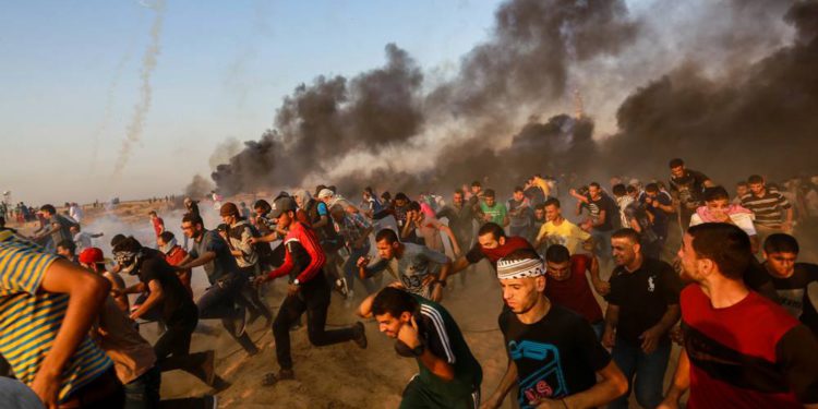 Tensión en el sur de Israel: miles de islamistas en la cerca pugnan por traspasar la valla