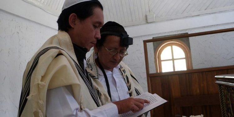 En una isla remota de la Indonesia de mayoría musulmana, la comunidad judía vive en las sombras