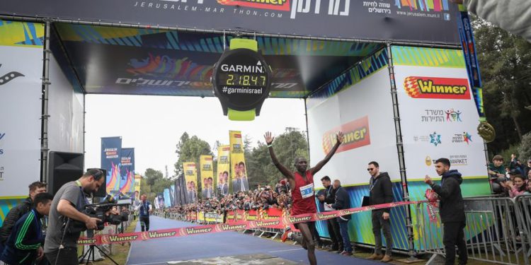 Ronald Kimeli, de 33 años y oriundo de Kenia, cruza la línea de meta en la Maratón Internacional de Jerusalem 2019.