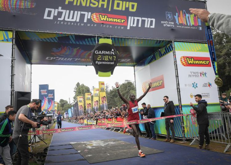 Ronald Kimeli, de 33 años y oriundo de Kenia, cruza la línea de meta en la Maratón Internacional de Jerusalem 2019.