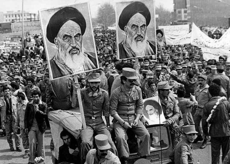 Los soldados del ejército de la República Islámica de Irán llevan carteles del ayatolá Jomeini durante la revolución de 1979. (Keystone / Getty Images / via JTA)