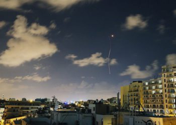 un cohete interceptor israelí Iron Dome vuela sobre el horizonte de Tel Aviv