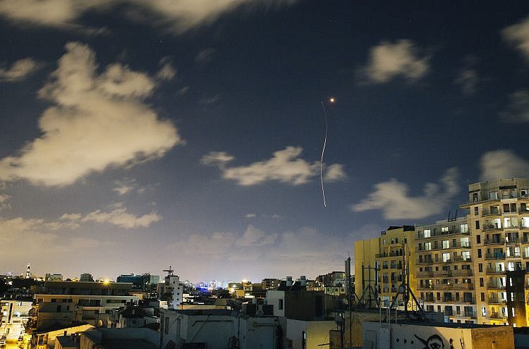 un cohete interceptor israelí Iron Dome vuela sobre el horizonte de Tel Aviv