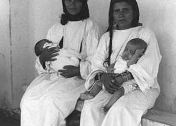 Madres inmigrantes yemeníes visitan a sus bebés en un hospital en Ein Shemer, 1950 (Colección Nacional de Fotos)
