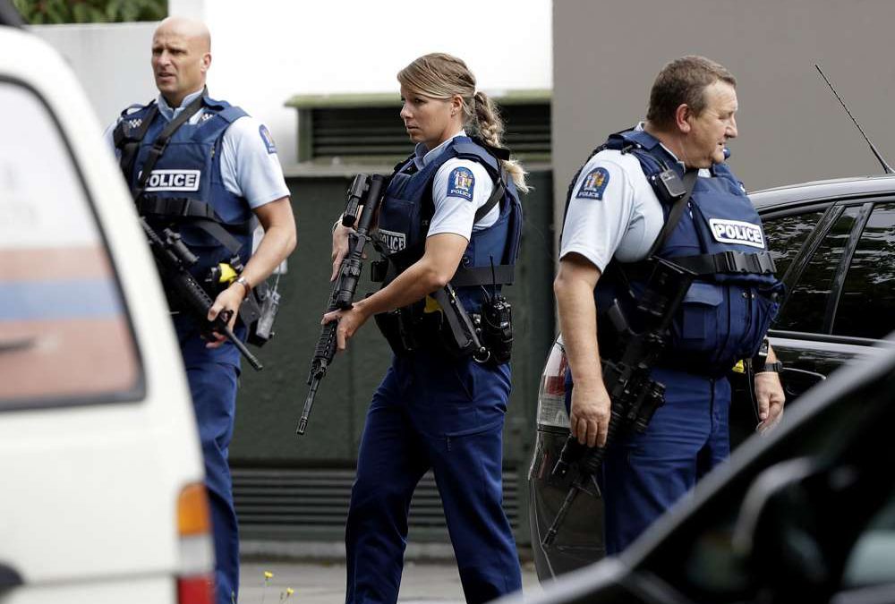 La policía armada patrulla frente a una mezquita en el centro de Christchurch, Nueva Zelanda, el viernes 15 de marzo de 2019. Un testigo dice que muchas personas murieron en un tiroteo masivo en una mezquita en la ciudad de Christchurch, Nueva Zelanda. (Foto AP / Mark Baker)