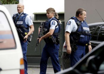 La policía armada patrulla frente a una mezquita en el centro de Christchurch, Nueva Zelanda, el viernes 15 de marzo de 2019. Un testigo dice que muchas personas murieron en un tiroteo masivo en una mezquita en la ciudad de Christchurch, Nueva Zelanda. (Foto AP / Mark Baker)