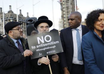 El político del Partido Laborista británico David Lammy (2R) se une a los miembros de la comunidad judía que realizan una protesta contra el líder opositor del Partido Laborista británico Jeremy Corbyn y el antisemitismo en el Partido Laborista, frente a las Cámaras del Parlamento británico en el centro de Londres el 26 de marzo de 2018. (AFP / Tolga Akmen)