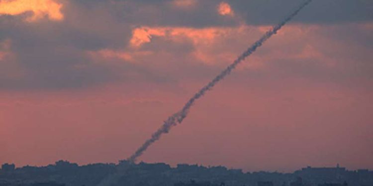 Lanzamiento de cohete desde Gaza a Israel