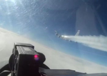 Un Su-27 de Rusia intercepta un RC-135 de Estados Unidos sobre el Mar Báltico