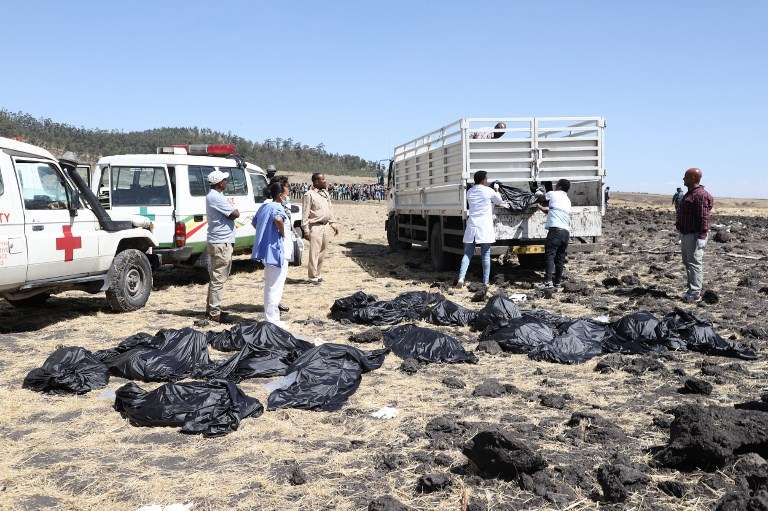 El 10 de marzo de 2019. (Michael TEWELDE / AFP), el equipo de rescate recolecta cadáveres en bolsas en el lugar del accidente de Ethiopia Airlines cerca de Bishoftu, una ciudad a unos 60 kilómetros (37 millas) al sureste de Addis Abeba, Etiopía, Etiopía.