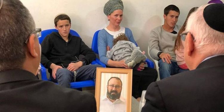 El presidente Reuven Rivlin (de derecha a cámara) visitó el 20 de marzo de 2019 a la familia del rabino Achiad Ettinger, uno de los dos israelíes muertos en un ataque terrorista palestino el 17 de marzo. (Portavoz del presidente)