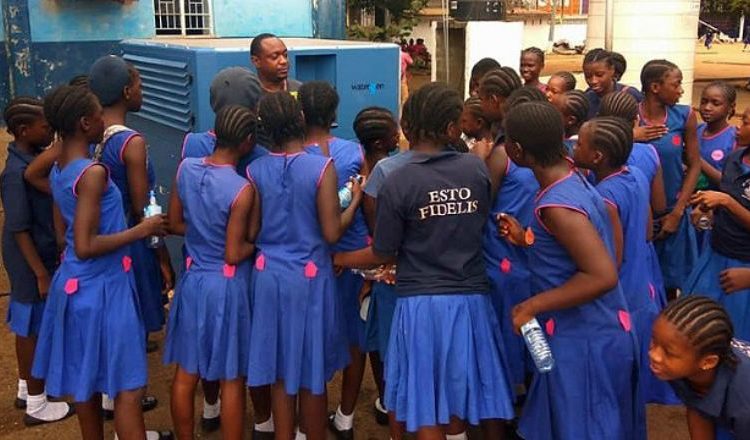 Los escolares en la capital de Sierra Leona, Freeport, se alinean para obtener agua limpia en el campus, suministrados por un generador de agua atmosférico conocido como el “GEN-350”. Foto: Fotografía Drusso / Shtevi.