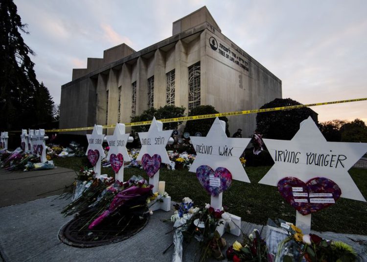 Monumento afuera de la sinagoga del Árbol de la Vida después de un tiroteo mortal en Pittsburgh, el 29 de octubre de 2018, en el que murieron once judíos.