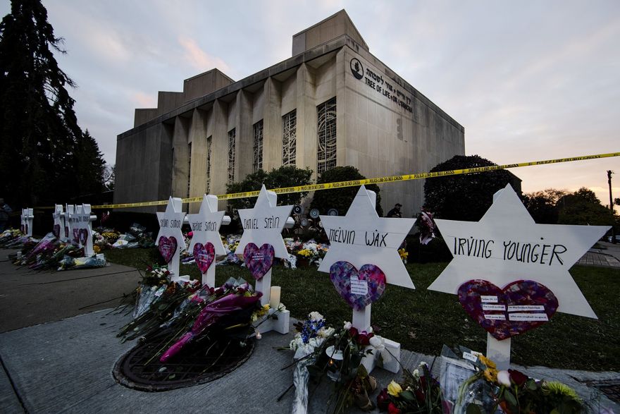 Monumento afuera de la sinagoga del Árbol de la Vida después de un tiroteo mortal en Pittsburgh, el 29 de octubre de 2018, en el que murieron once judíos.