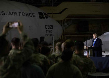 El presidente de los Estados Unidos, Donald Trump, habla a las tropas estadounidenses en la Base Conjunta Elmendorf-Richardson en Anchorage, Alaska, el 28 de febrero de 2019. (SAUL LOEB / AFP)